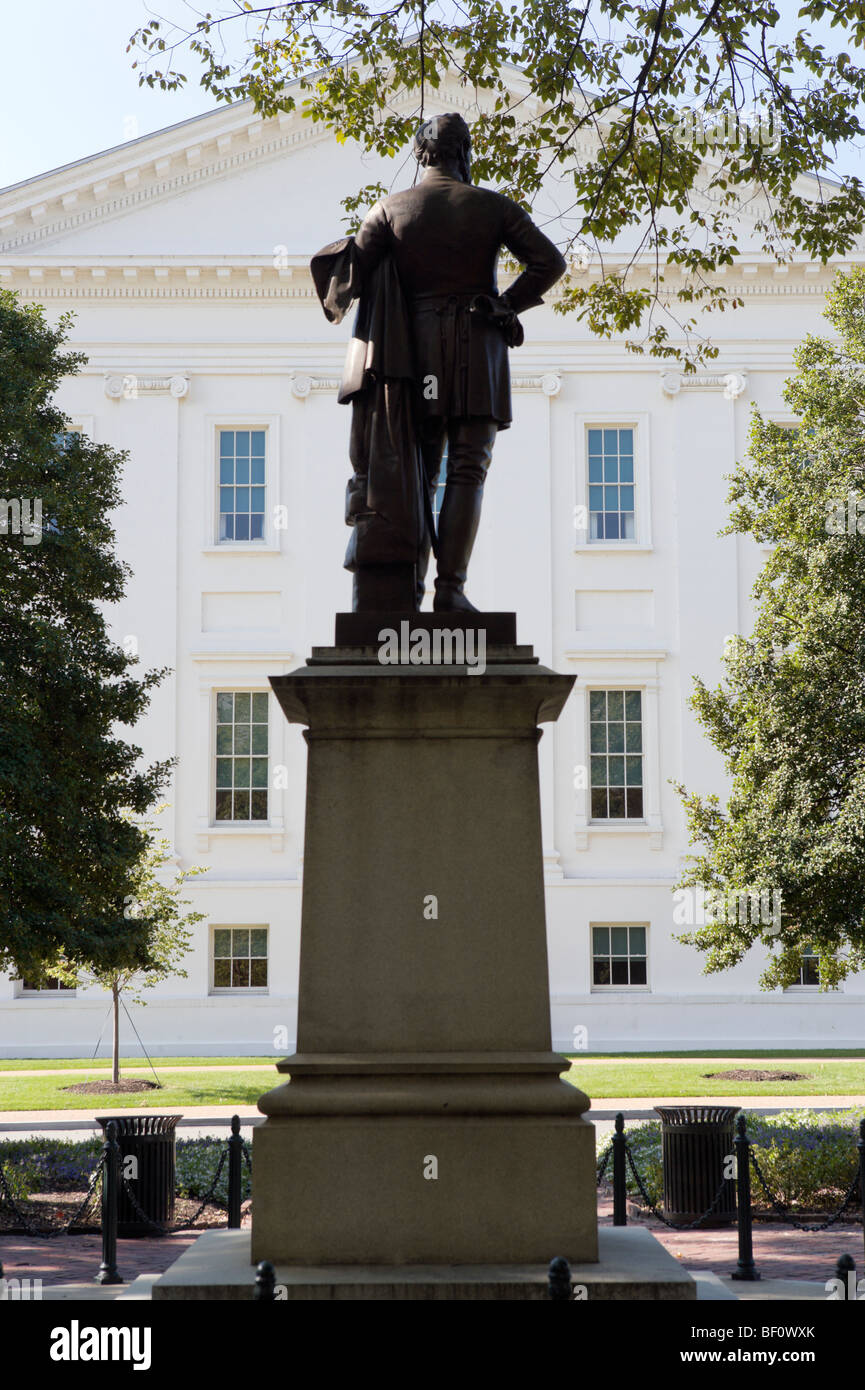 Virginia State Capitol Gebäude mit Statue von Thomas J 'Stonewall' Jackson im Vordergrund, Richmond, Virginia, USA Stockfoto