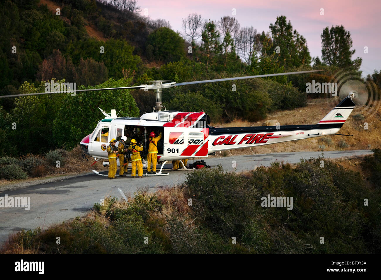 CAL FIRE helicopter Abholung Wildland Feuerwehrmann in Kalifornien Loma ein Lauffeuer in Santa Cruz Mountains Stockfoto