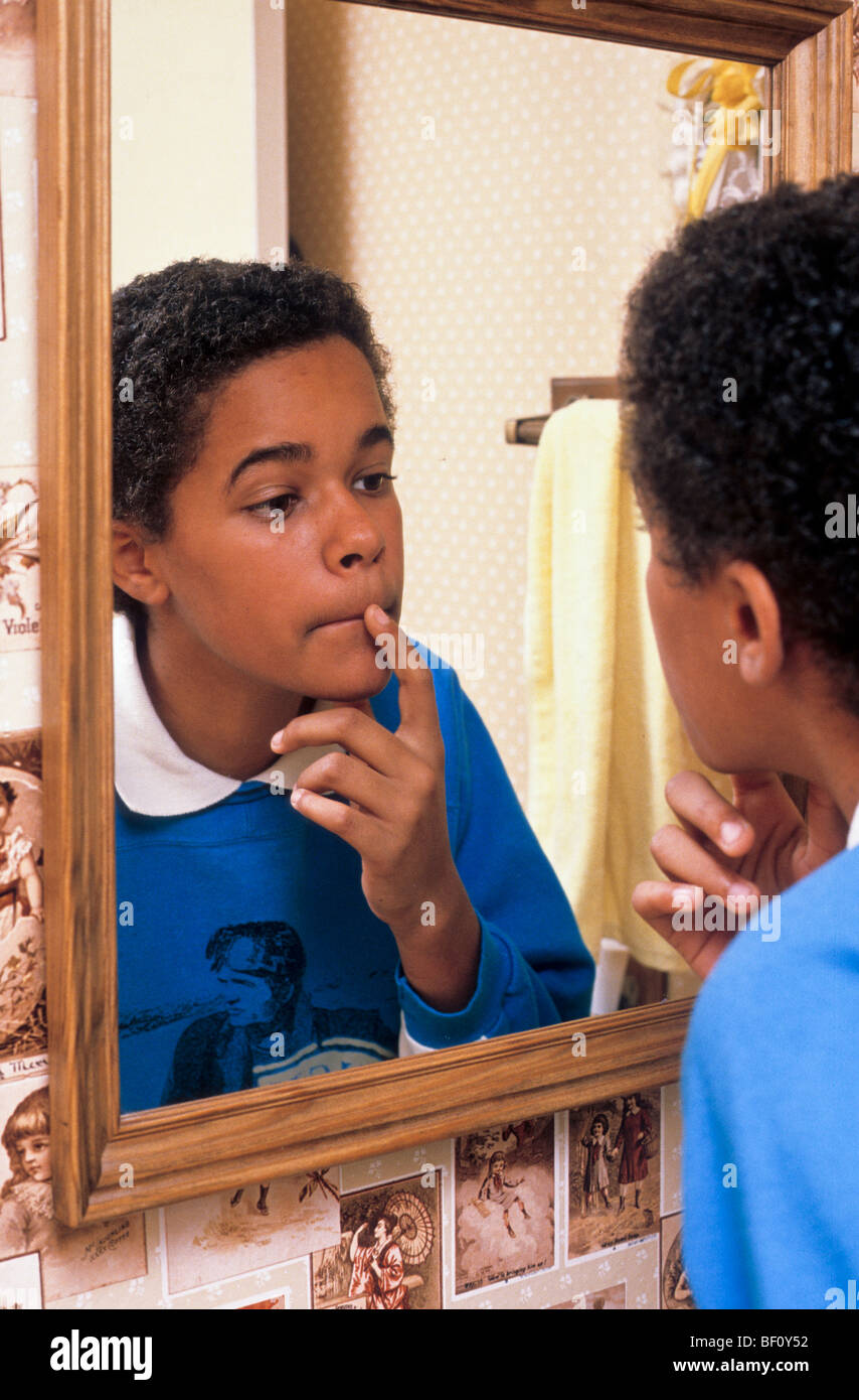 Reife Fortschritt Pubertät antizipieren untersuchen Look Spiegel Ziffernblatt Stockfoto