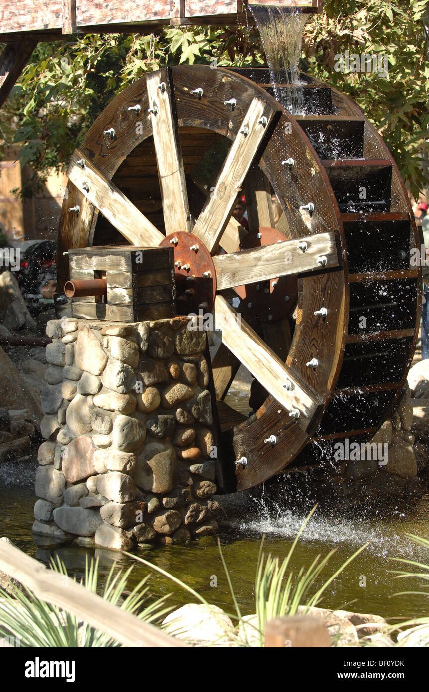 Dekorative Wasserrad auf dem Display im Irvine Regional Park in Orange, CA, USA. Stockfoto