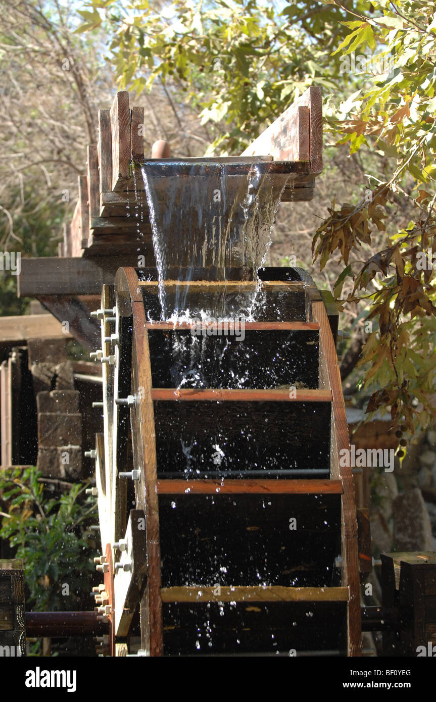 Dekorative Wasserrad auf dem Display im Irvine Regional Park in Orange, CA, USA. Stockfoto