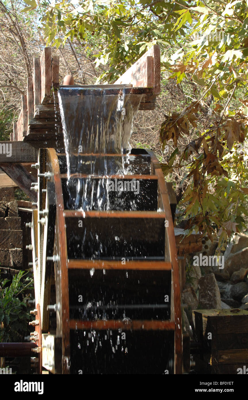 Dekorative Wasserrad auf dem Display im Irvine Regional Park in Orange, CA, USA. Stockfoto