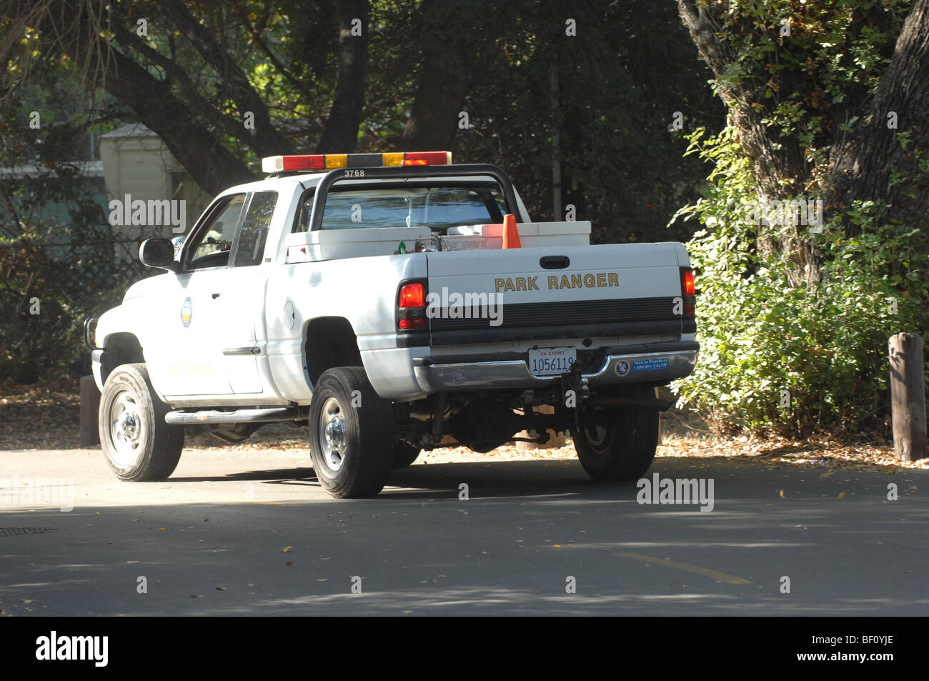 Ein Park Ranger Fahrzeug Patrouillen Irvine Regional Park in einem weißen LKW mit blinkenden Lichtern an der Spitze. Stockfoto