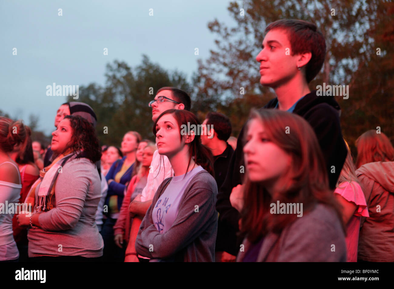 Eine Gruppe von College-Studenten beobachten Cobra Starship während des Victorias Secret Pink Konzert an der Indiana University durchführen. Stockfoto