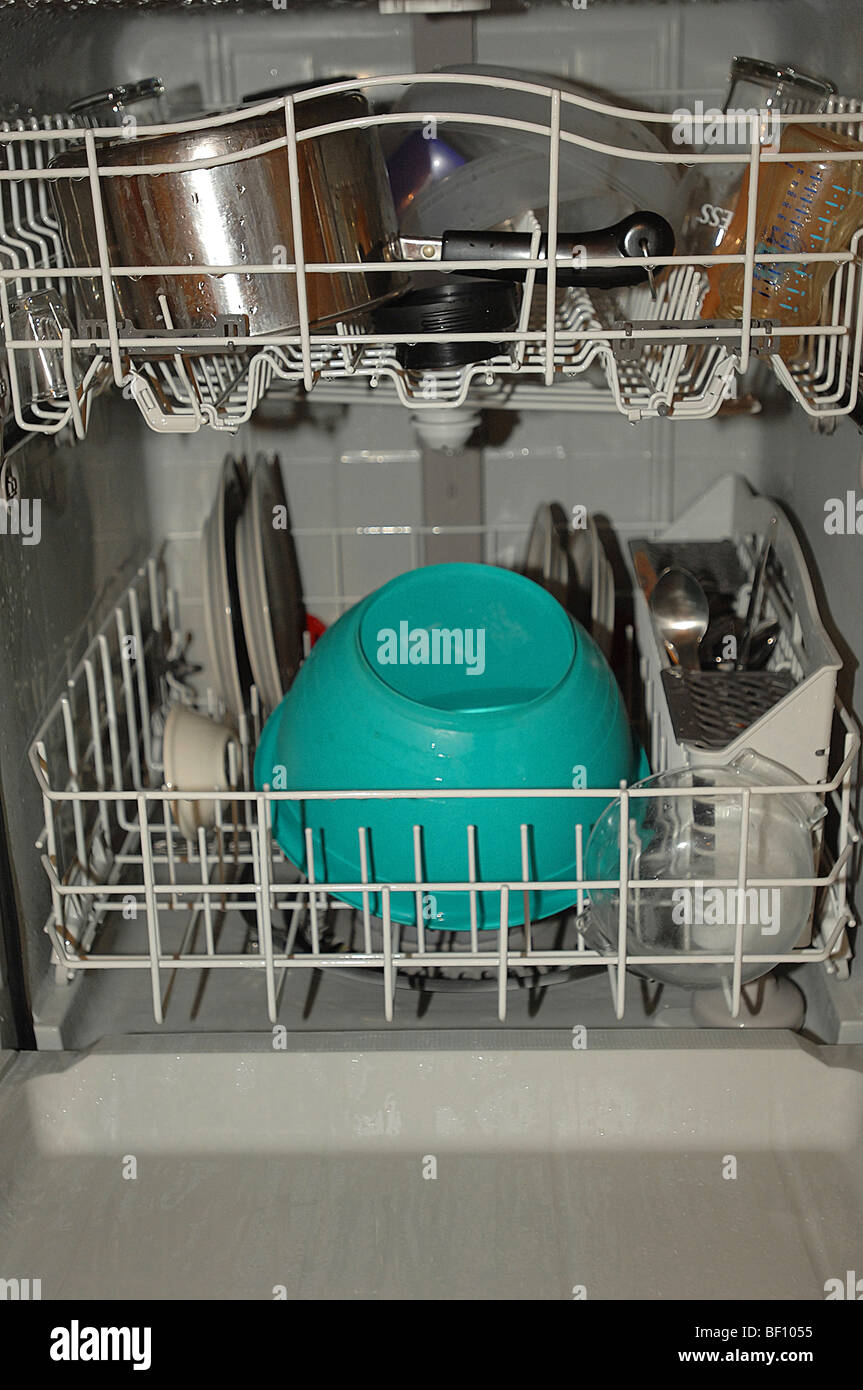 Spülmaschine Innenraum mit Töpfen und Pfannen nass vom waschen  Stockfotografie - Alamy