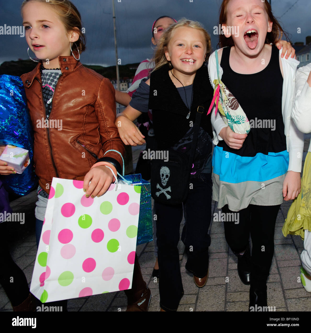 Eine Gruppe von 11 Jahre alten Mädchen-Freunde auf dem Weg zu einer Geburtstagsfeier, UK Stockfoto