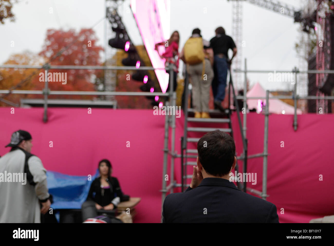 Ein Arbeiter Sicherheit schützt die Bühne während des Victorias Secret Pink Konzert an der Indiana University. Stockfoto