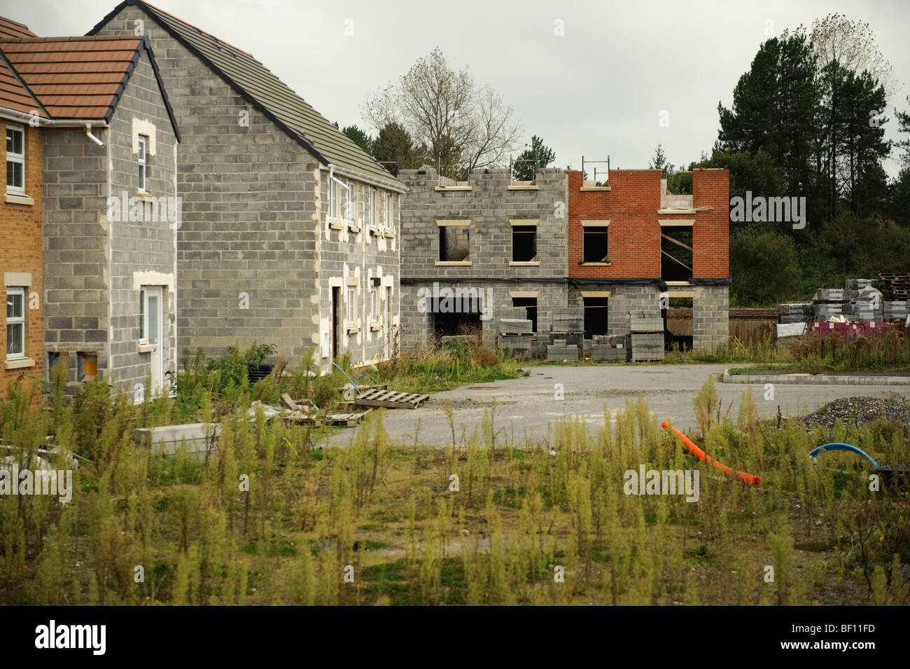 Teil realisiertes Projekt der privaten Wohnsiedlung am Stadtrand von Llanelli, aufgegeben, nachdem die Entwickler ging Pleite. Wales, UK Stockfoto