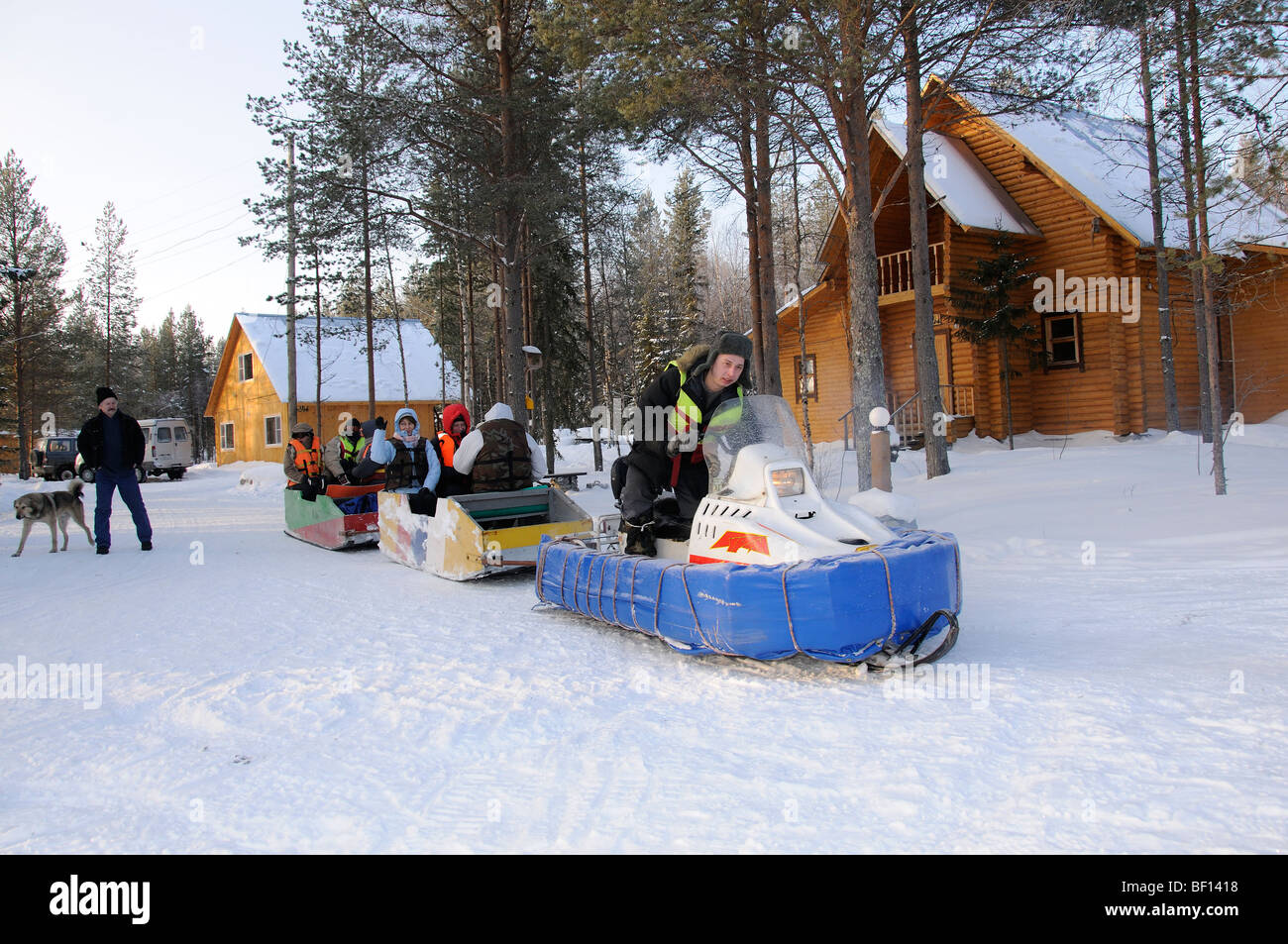 Ski-Doo Motorschlitten, Schneemobil, weißes Meer, Russland Stockfoto