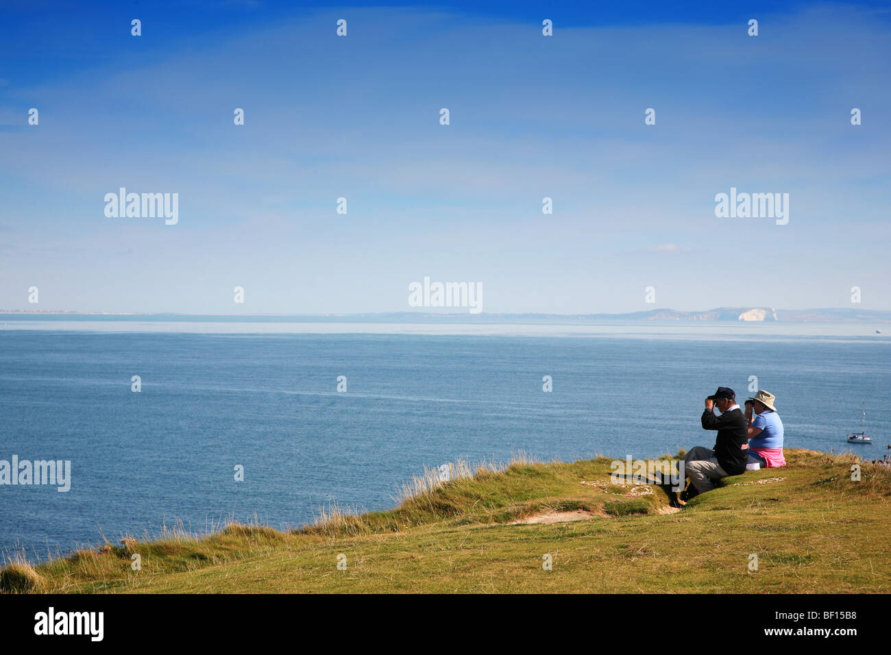 Ein paar Vogelbeobachtung auf Klippen über Old Harry Rocks auf Dorset Jurassic Coast zwischen Swanage und Studland Stockfoto