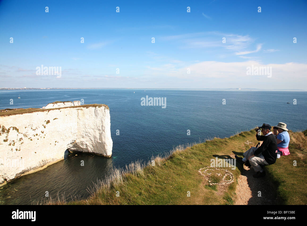 Ein paar Vogelbeobachtung auf Klippen über Old Harry Rocks auf Dorset Jurassic Coast zwischen Swanage und Studland Stockfoto