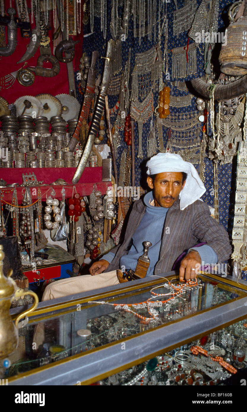 Sanaa Jemen Souk Mann verkaufen Silberschmuck Stockfoto