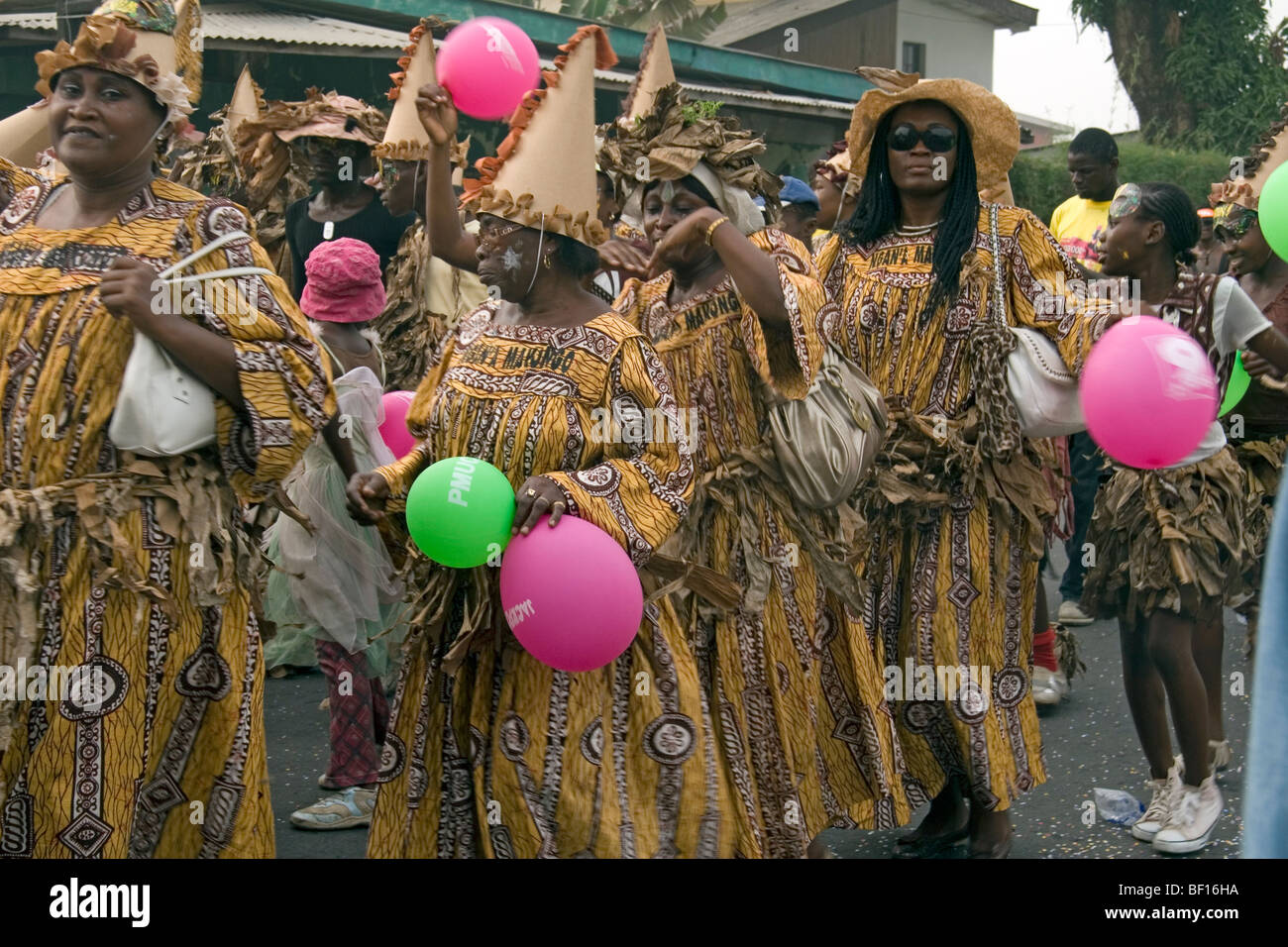 Frauengruppe identisch bedruckten Kaba tragen Kleider Karneval Parade Bonapriso Bezirk Douala Kamerun Westafrika Stockfoto
