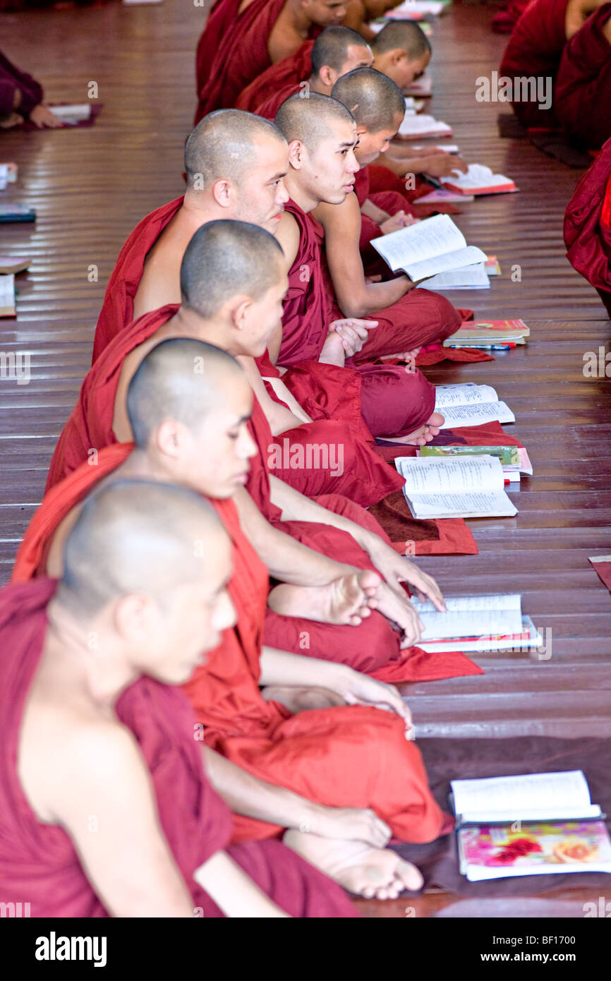 Mönche Studium innerhalb einer Schule, Bago, Yangon, Myanmar. Stockfoto