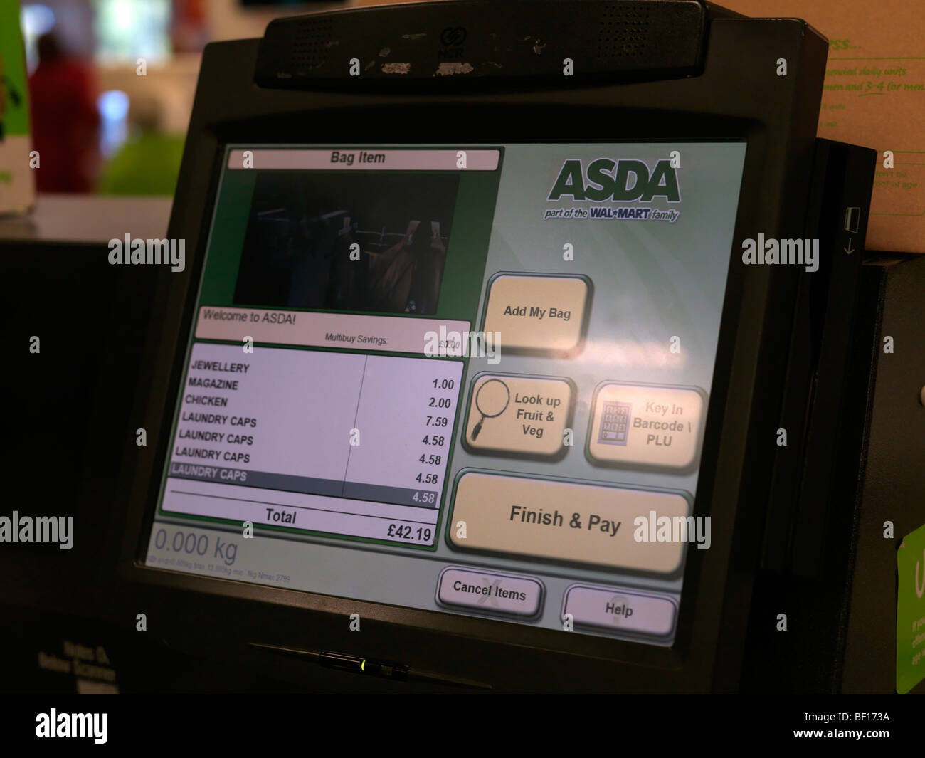 ASDA Supermarkt Self Checkout Touch Screen Surrey England Stockfoto