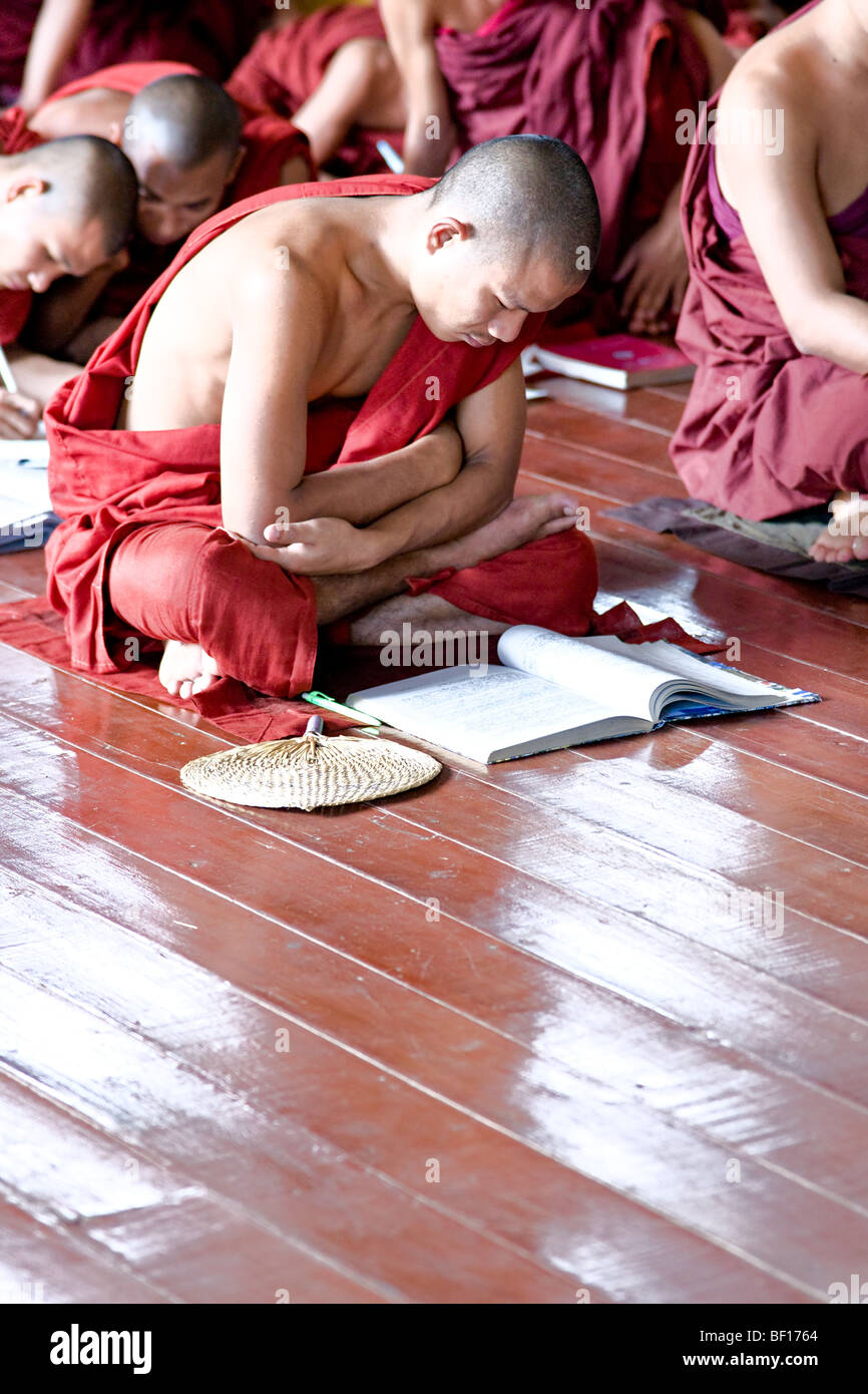 Mönche Studium innerhalb einer Schule, Bago, Yangon, Myanmar. Stockfoto