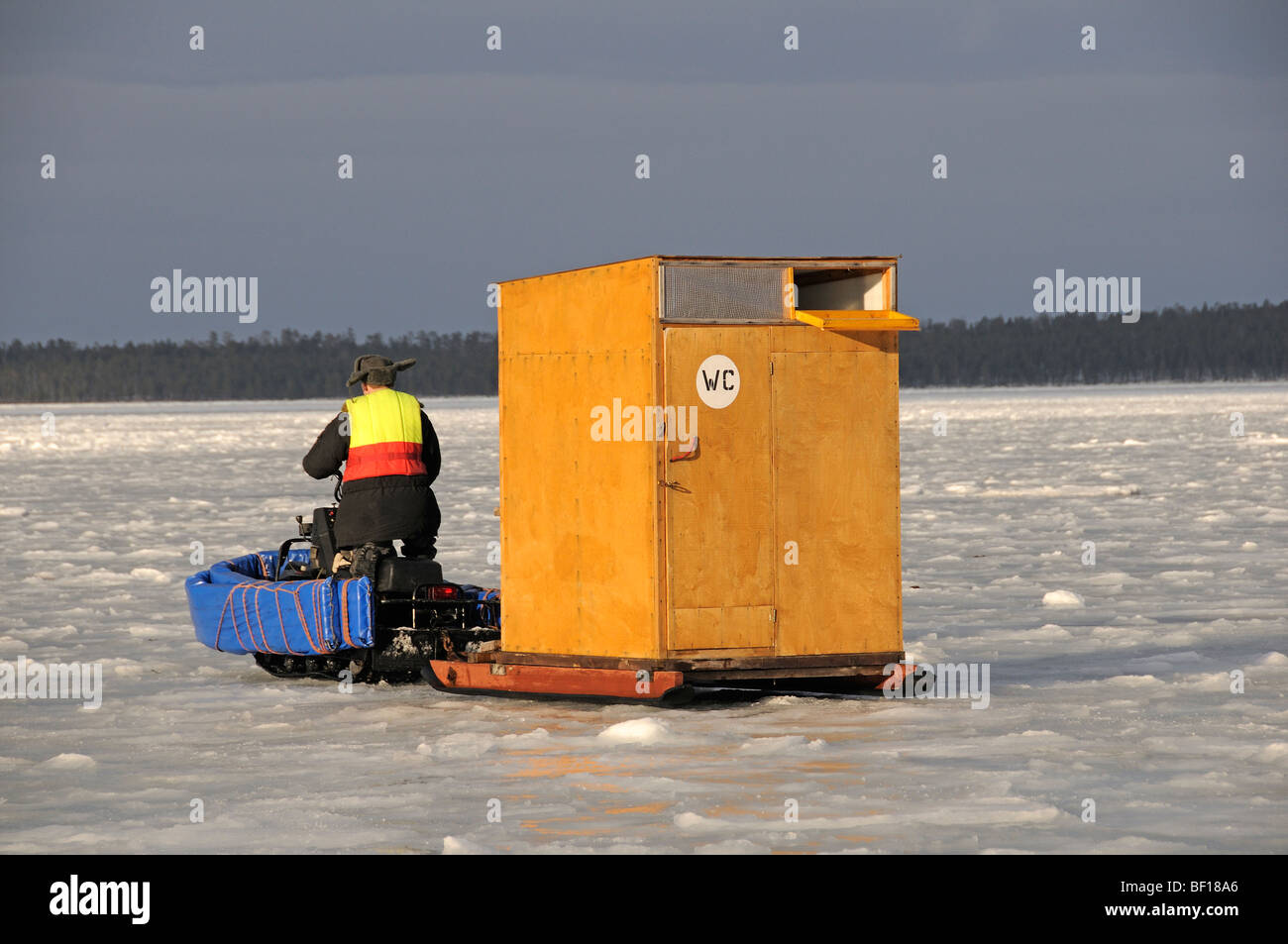 Ski-Doo mit Eis tauchen Hütte, weißes Meer, Russland Stockfoto
