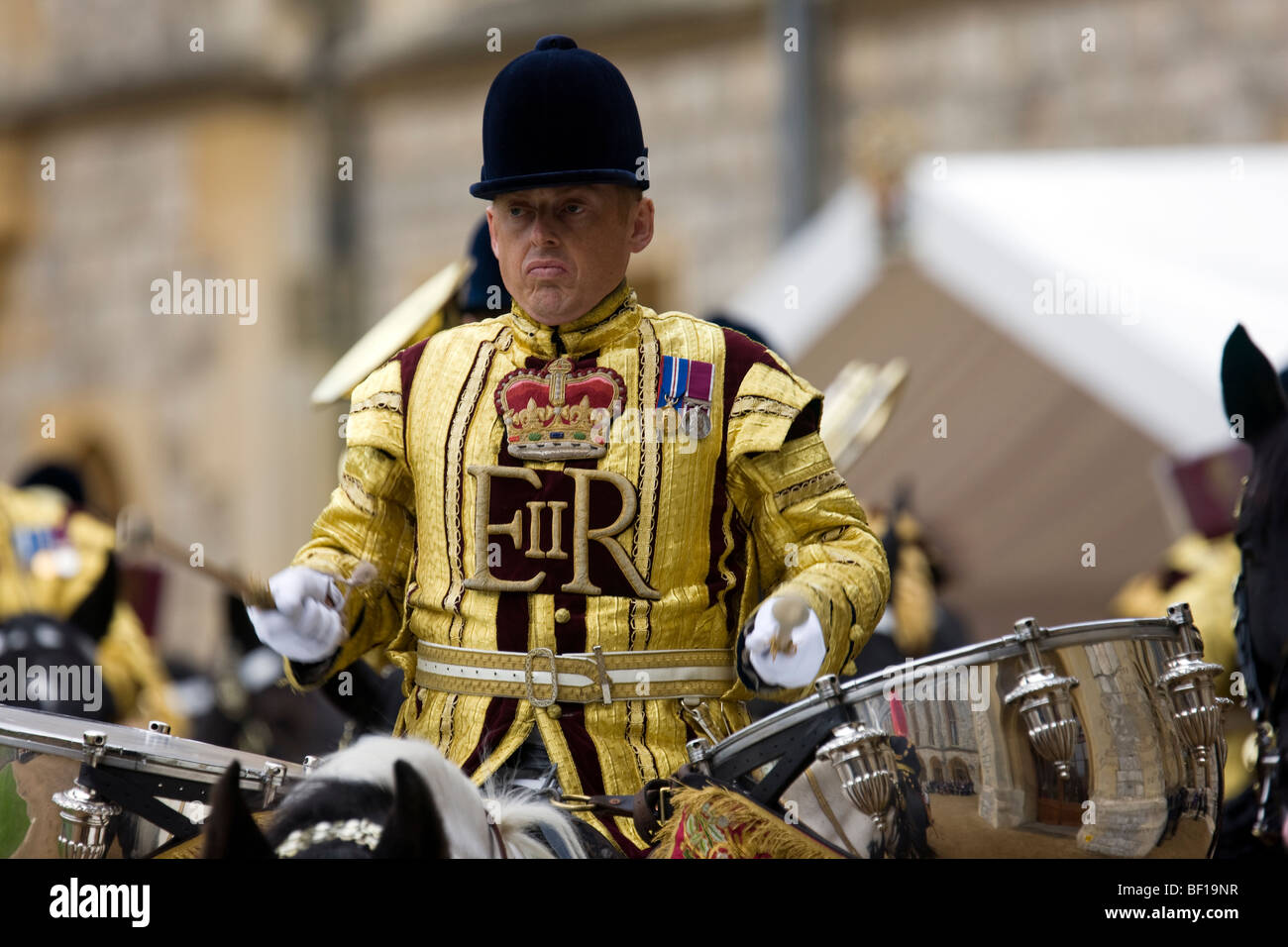 Kessel Trommel Schlagzeuger zeremonielle britische Armee ERII Krone Uniform Haushalt Kavallerie Band montiert Medaillen gold golden Horizo Trommeln Stockfoto