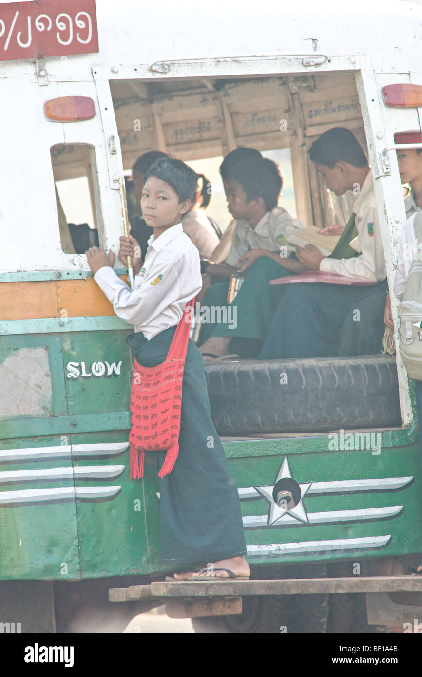 Kinder auf einen Schulbus in Myanmar. Stockfoto