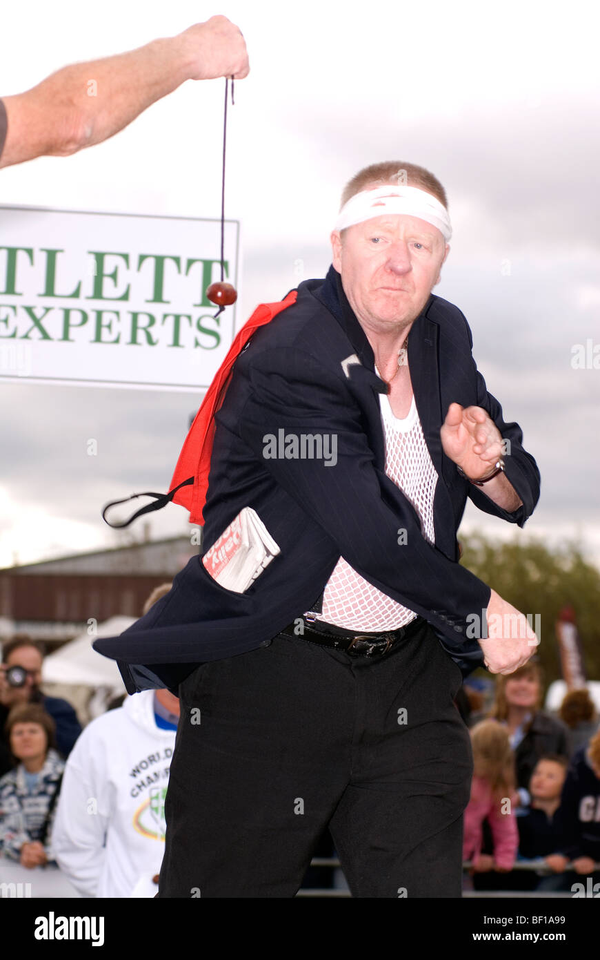 Tam Gormley 2009 Champion Sieger gewinnen den 45. Conker Weltmeisterschaften in der Nähe von Ashton Northamptonshire 11. Oktober 2009 Spon Stockfoto