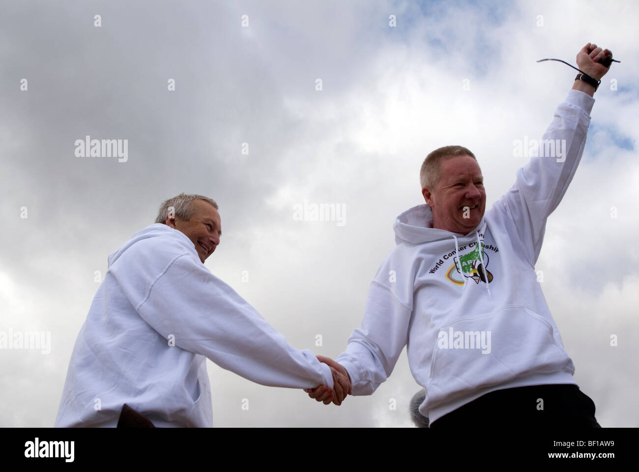 Tam Gormley 2009 Champion Sieger gewinnen den 45. Conker Weltmeisterschaften in der Nähe von Ashton Northamptonshire 11. Oktober 2009 Stockfoto