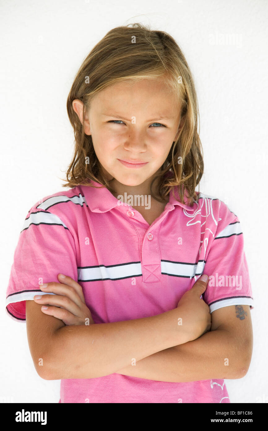 Porträt eines blonden Jungen vor einem weißen Hintergrund. Stockfoto