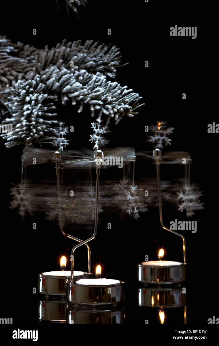 Weihnachtsschmuck vor einem schwarzen Hintergrund, Dänemark. Stockfoto
