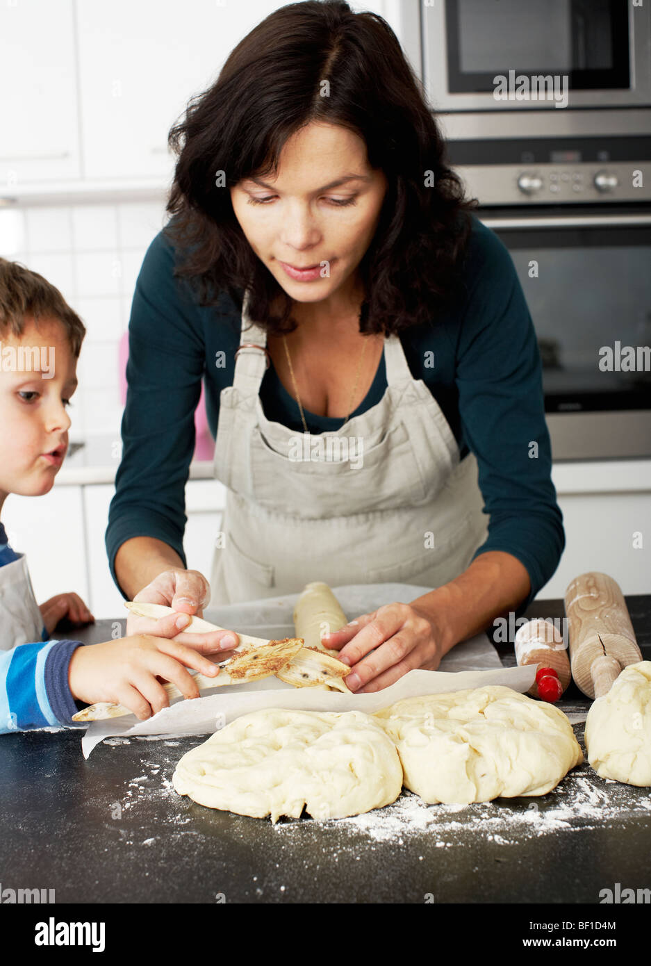 Mutter und Sohn backen, Schweden. Stockfoto