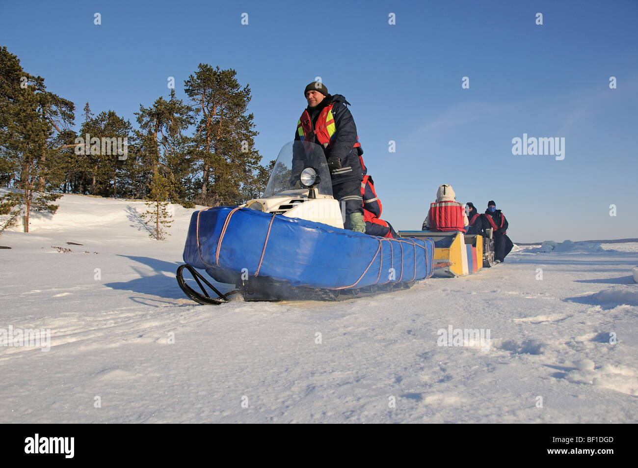 Ski-Doo, Schneemobil mit Schlitten, weißes Meer, Russland Stockfoto