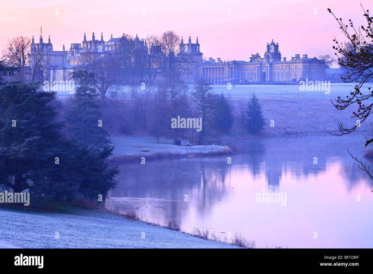 Frostiger Morgen am See in Blenheim Palace Woodstock Oxfordshire Stockfoto