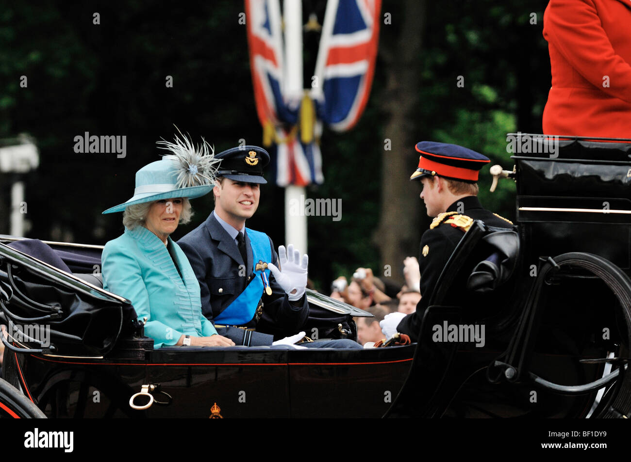 Camilla Parker-Bowles an Trooping die Farbe 2009 außerhalb der Buckingham Palace, London, England, Prinz William und Prinz Harry Stockfoto