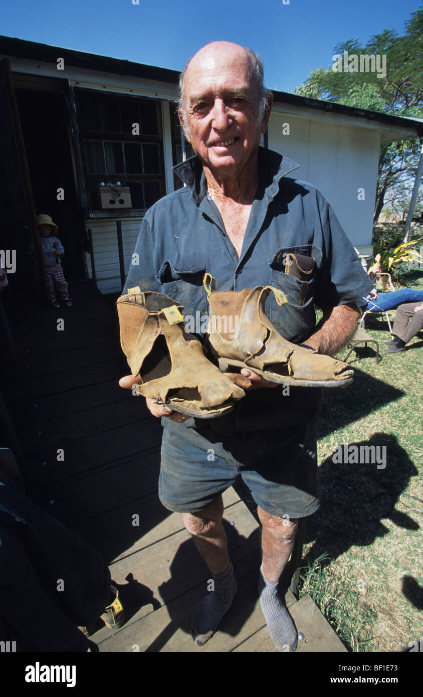Älterer Herr, der australischen Rancher mit seinem wertvollen alten verwendet RM Williams Boots, Queensland Australien Stockfoto