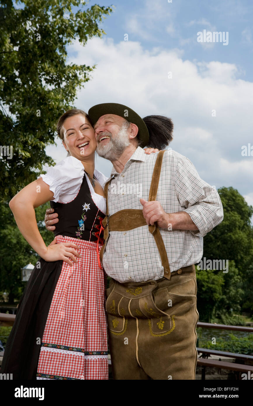 Traditionell gekleidet deutschen Mann und Frau in einem Biergarten Stockfoto