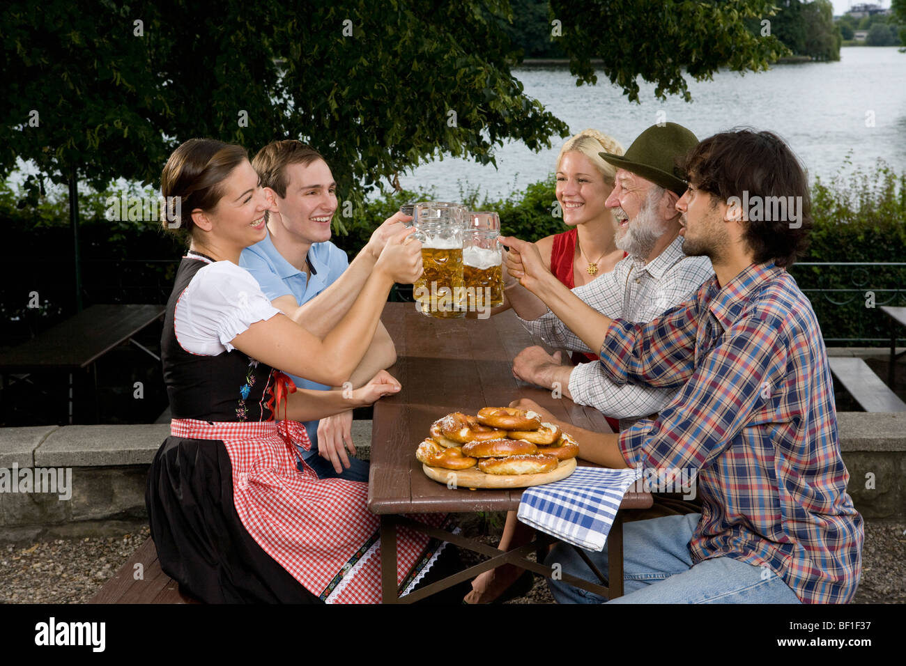 Fünf Menschen in einem Biergarten Toasten Gläser Stockfoto