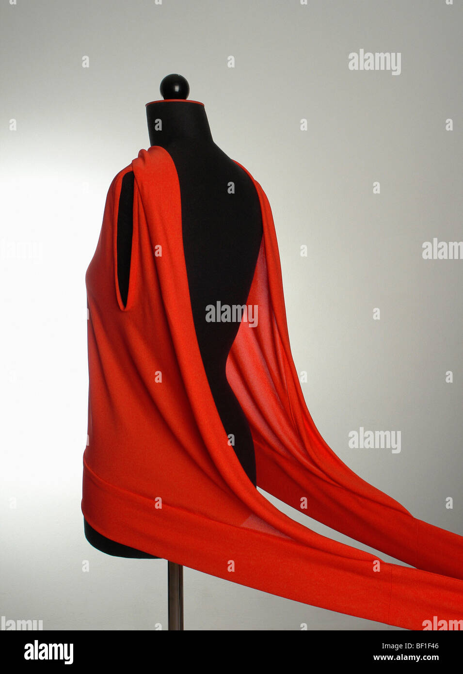 Ein rotes Kleidungsstück auf einem Schneiderei-Modell Stockfoto