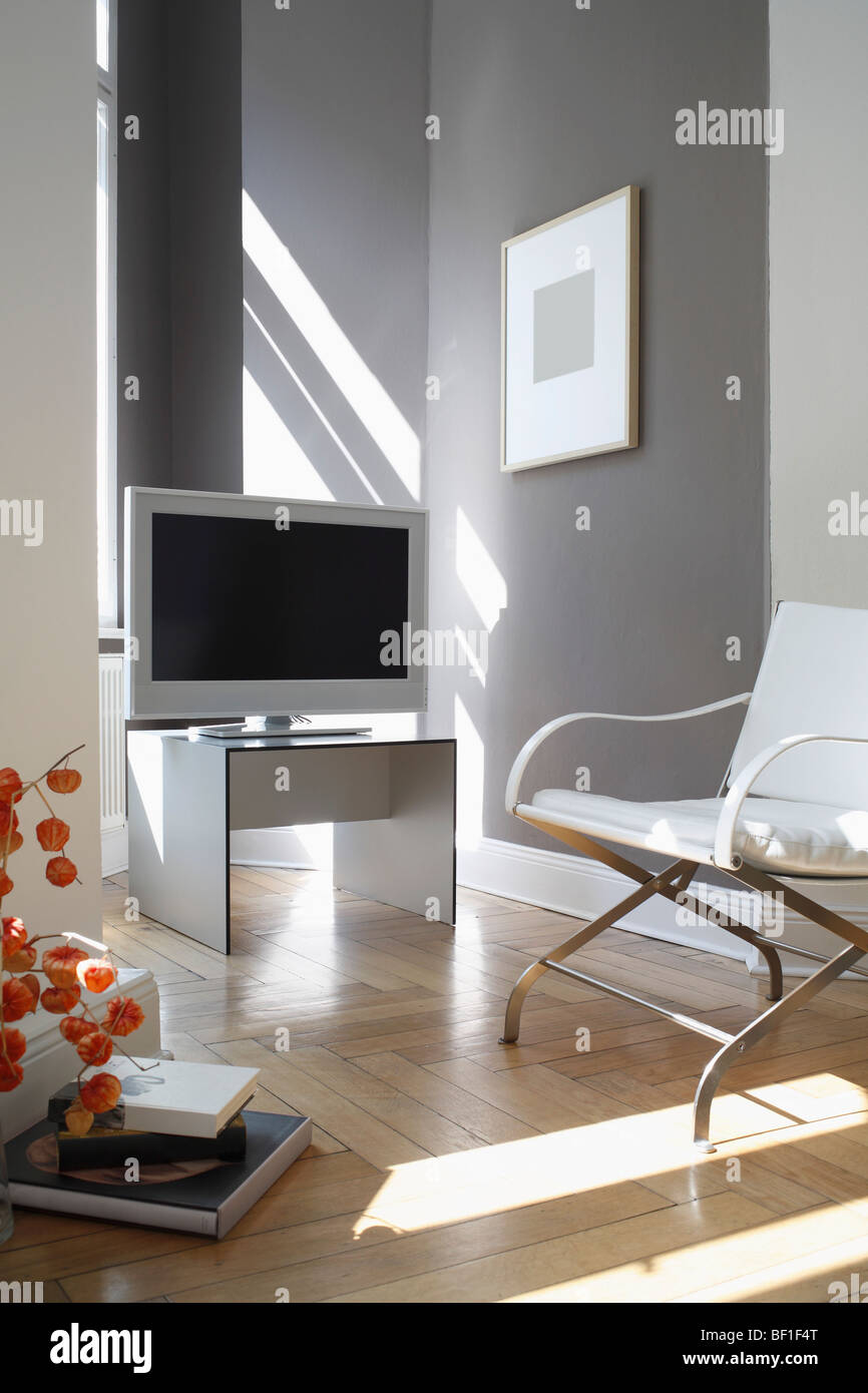 Fernsehen und einen Sessel in einem modernen Wohnzimmer Stockfoto
