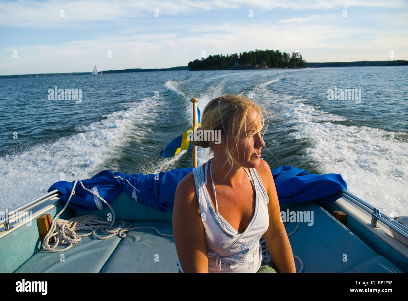 Eine junge Frau in einem Boot, Schweden. Stockfoto