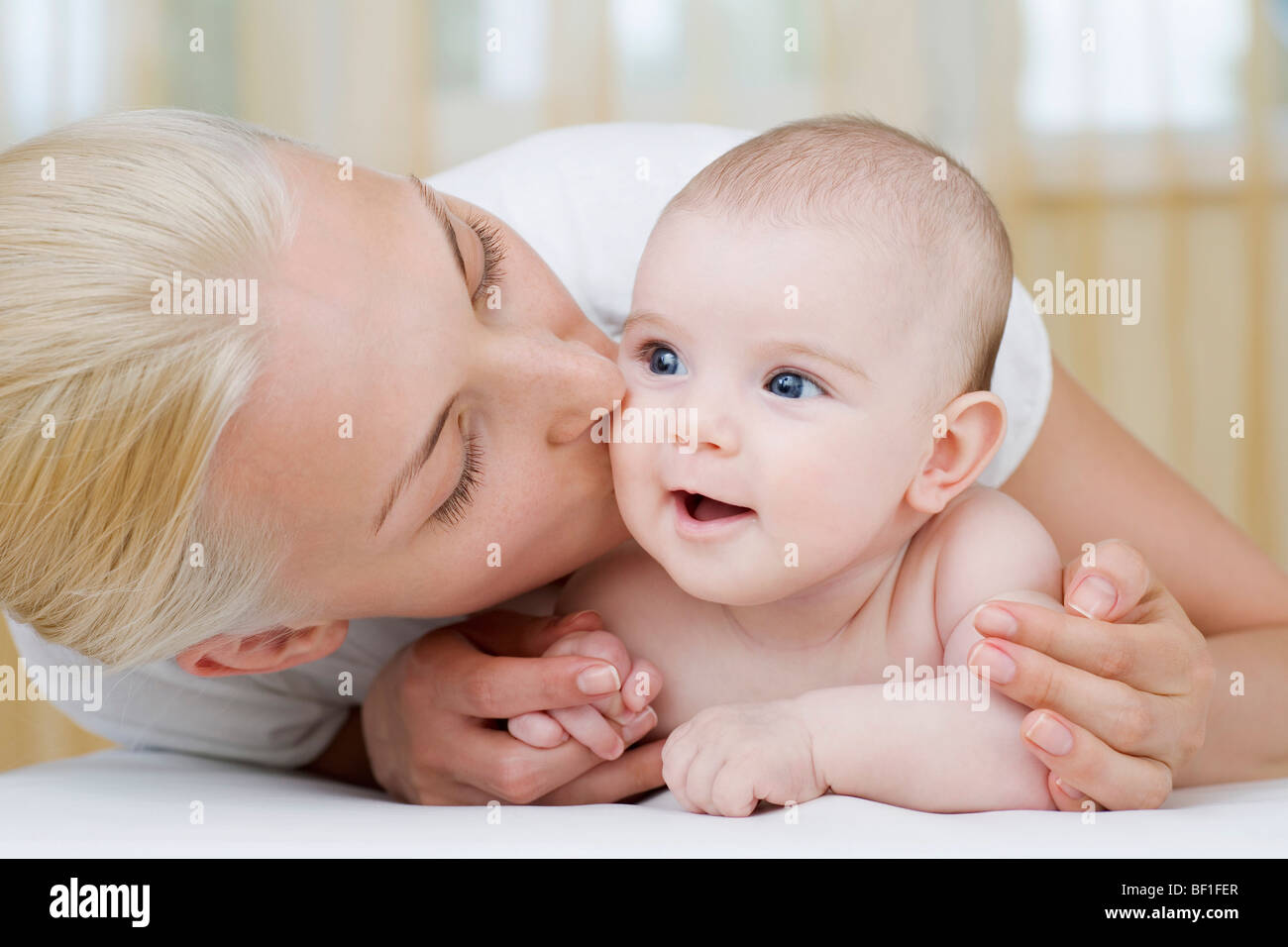 Eine Mutter ihre kleine Tochter küssen Stockfoto