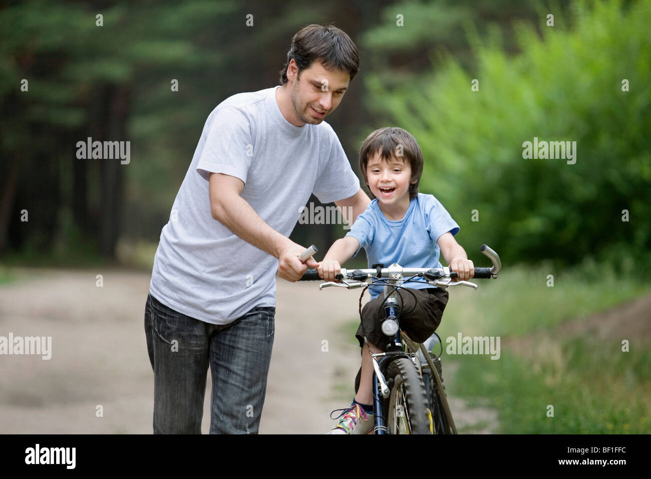 Ein Vater lehrt seinen Sohn Fahrrad fahren Stockfoto