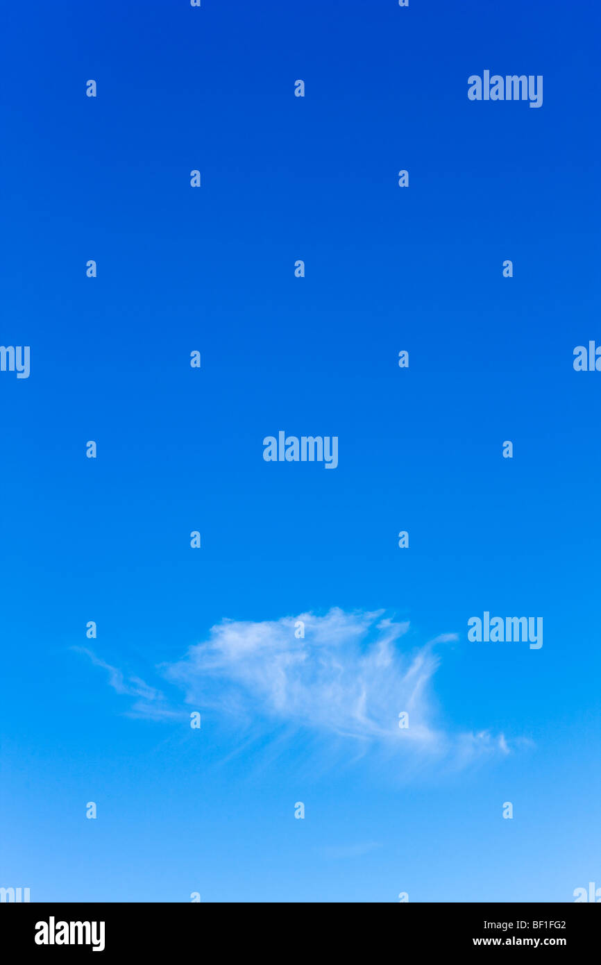 Eine leichte Wolke gegen ein strahlend blauer Himmel, Schweden. Stockfoto
