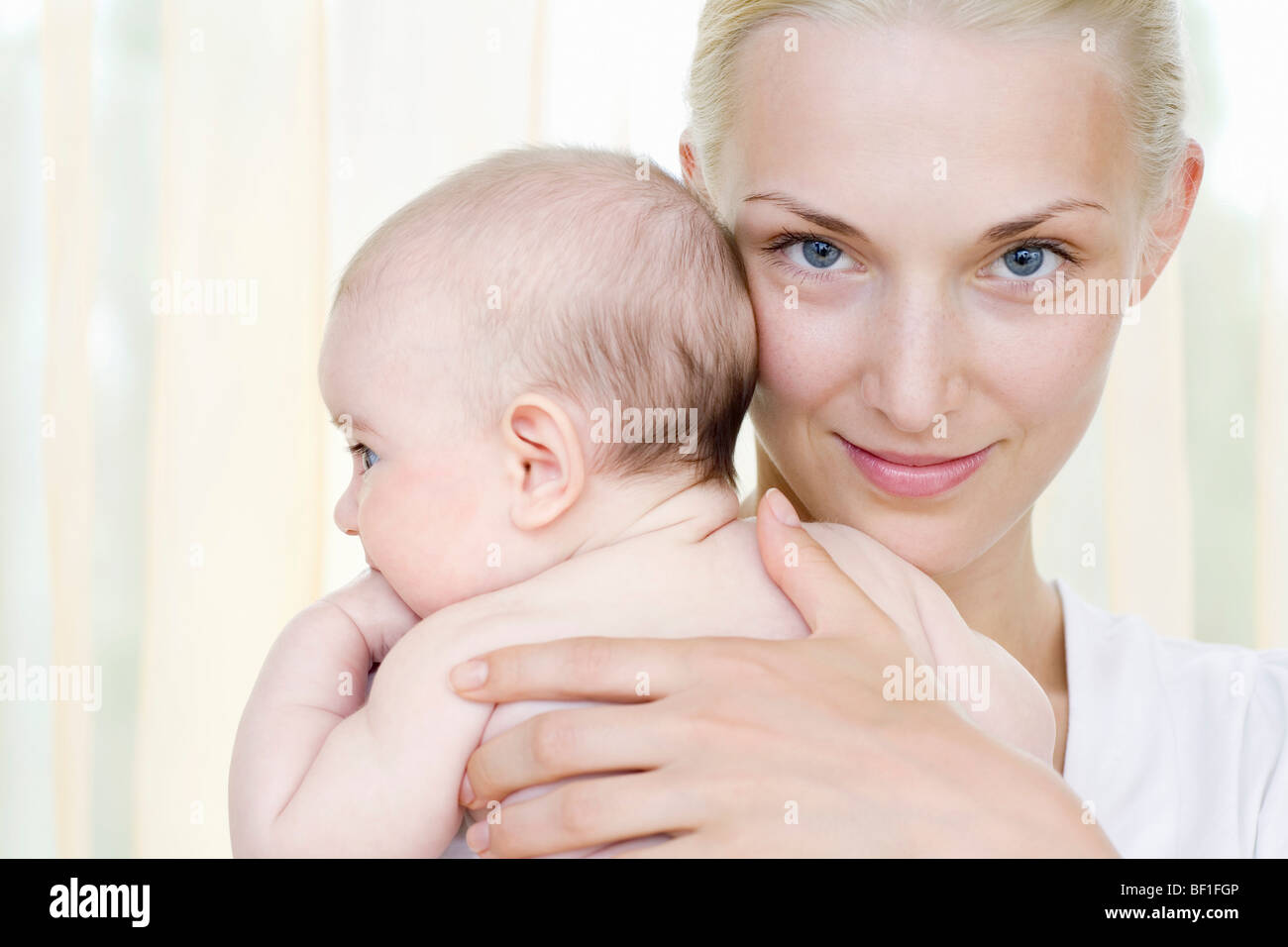 Eine Mutter hält ihre kleine Tochter Stockfoto