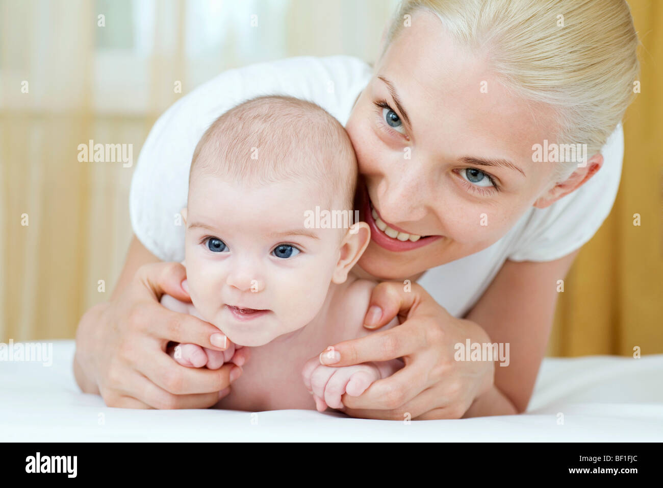 Eine Mutter ihre kleine Tochter umarmt Stockfoto