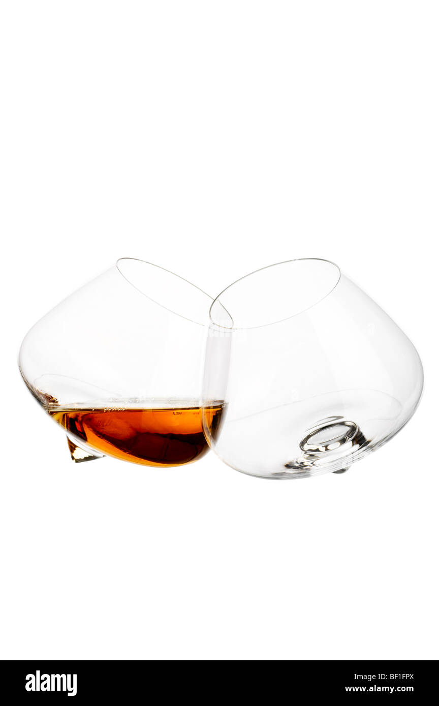 Zwei Cognac Glas vor weißem Hintergrund. Stockfoto