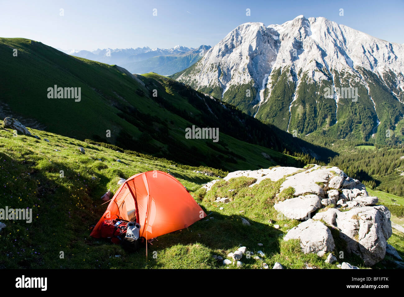 Ein Zelt am Hang des Wetterstein-Gebirges Stockfoto