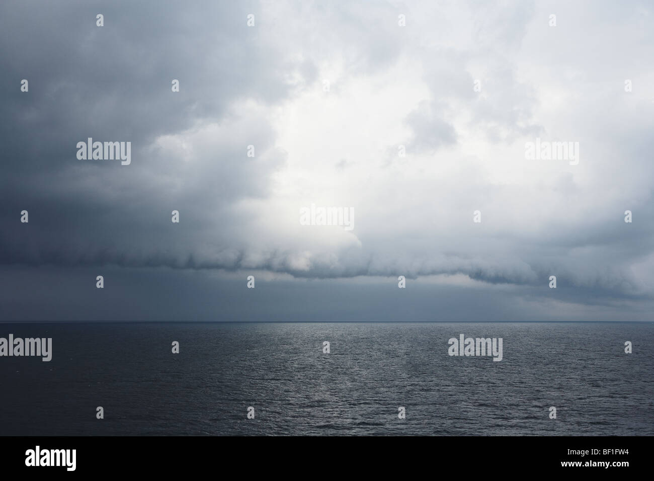 Gewitterwolken über dem Meer, Schweden. Stockfoto