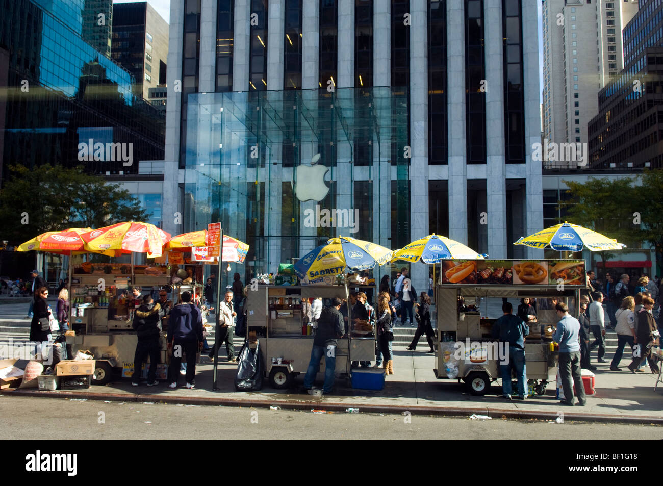 Hot dog Line-up Anbieter vor der Midtown Apple Store an der General Motors Building in Midtown in New York Stockfoto