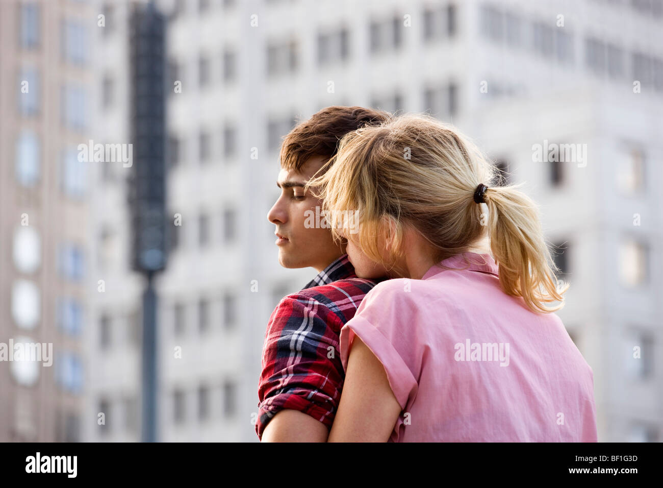 Ein junges Paar in einem städtischen Umfeld umarmen Stockfoto