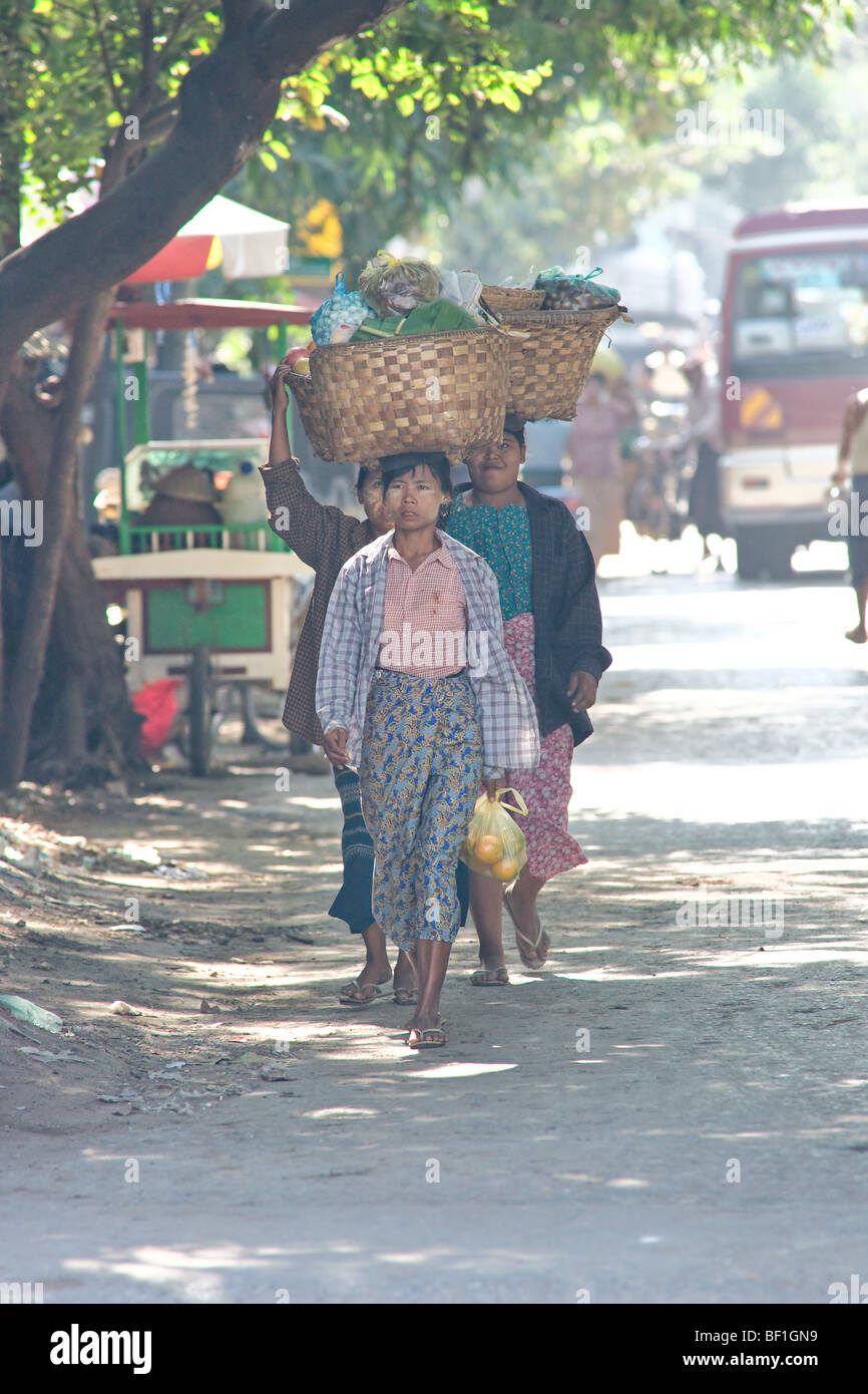 Frau mit Korb auf dem Kopf, Verkauf von Lebensmitteln, Mandalay, Myanmar. Stockfoto