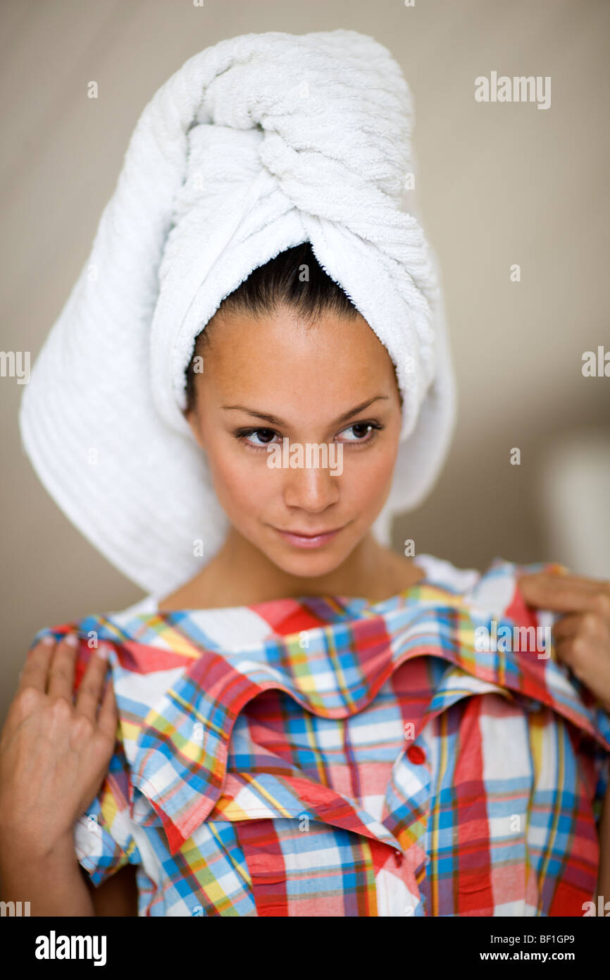 Eine Frau, die versucht ihr Kleid auf, Schweden. Stockfoto