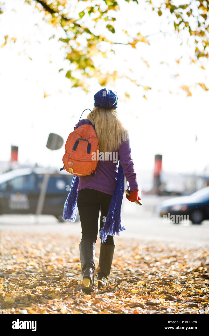 Junge Schülerin bei einem Spaziergang im Herbst, Stockholm, Schweden. Stockfoto